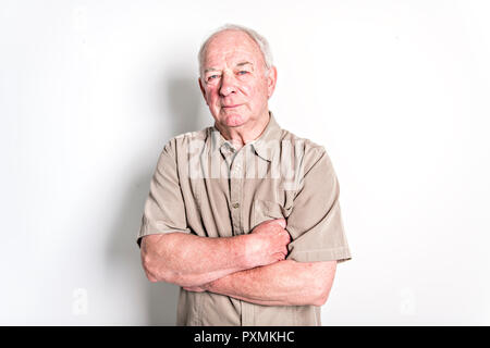 70 anni senior man standing isolati su sfondo bianco Foto Stock