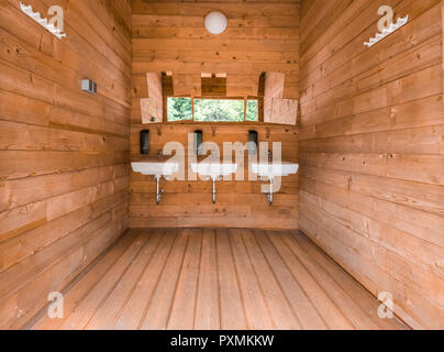 Alpine in legno area lavaggio in eco camp resort. Foto Stock