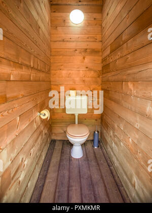 Alpine in legno area igienica in eco camp resort. Foto Stock