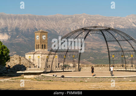 Bühne des Gjirokastër Folklore Nazionale Festival und der uhrturm der Burg von Argirocastro, Albanien, Europa | Stage di Gjirokastër Folkl nazionale Foto Stock