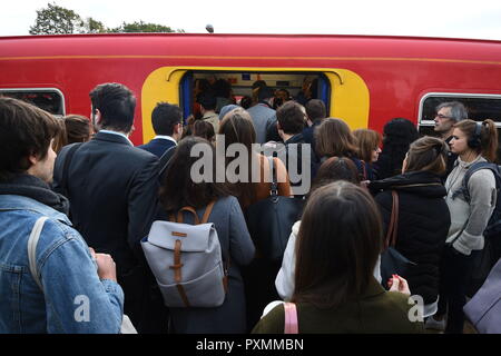 Provare i passeggeri a bordo di un Sud Occidentale stazione Ferroviaria a Earlsfield stazione ferroviaria, a sud ovest di Londra, come membri della ferrovia, del trasporto marittimo e il trasporto (RMT) unione su South Western Railway montato picket linee stazioni esterno come il tratto più lungo di scioperi poiché la fila ha ottenuto svasato in modo. Foto Stock