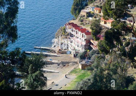 Boat Harbour e case sulla collina, Puerto de Isla del Sol, il lago Titicaca, Bolivia Foto Stock