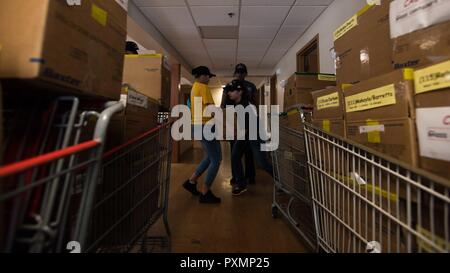 BREMERTON, nello Stato di Washington (16 giugno 2017) velisti assegnati per la portaerei USS John C. Stennis (CVN 74) ordinare cibo donato a Bremerton nello zaino brigata, un'organizzazione che fornisce cibo per bambini in necessità, durante una comunità progetto relazioni. John C. Stennis sta conducendo una prevista disponibilità incrementale a Puget Sound Naval Shipyard e Manutenzione intermedia Facility, durante il quale la nave sta subendo una manutenzione pianificata e aggiornamenti. Foto Stock