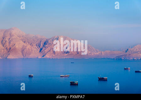 Idilliaco Sunset over fiordi vicino Khasab in Oman Foto Stock