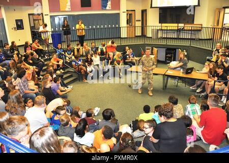 Stati Uniti Esercito di ingegneri, Distretto di Buffalo comandante tenente Col. Adam Czekanski parla agli studenti al Silver Creek Scuola Centrale il 9 giugno 2017. Foto Stock