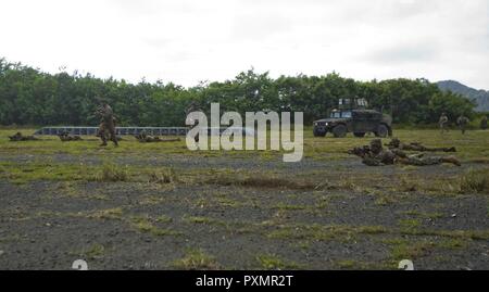 Stati Uniti Marines assegnato alla società di armi, 3d battaglione, 3d Regiemtn Marini, manovra verso il nemico durante l'esercizio Bougainville 1-17,2 al Marine Corps Area Formazione soffietto, 17 giugno 2017. Bougainville è un esercizio in cui viene condotta per migliorare il battaglione di letalità e efficacia come una forza nella prontezza. Foto Stock