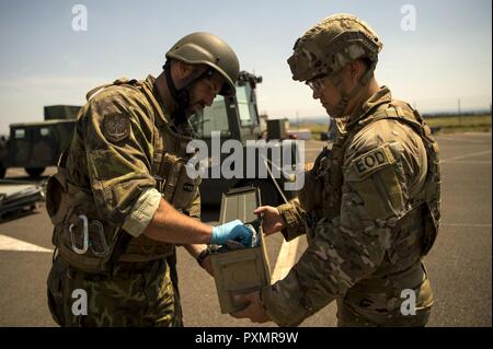 Stati Uniti Air Force Staff Sgt. Arlen Calhoun, 786th ingegnere civile Squadron l'eliminazione degli ordigni esplosivi membro del team, contiene un utensile di prova scatola aperta per l'esercito della Repubblica ceca Sgt. 1. Classe Milano Pagurko, EOD stati, durante la seconda annuale multilaterale improvvisato dispositivo esplosivo Rodeo a Spangdahlem Air Base, Germania, 15 giugno 2017. EOD membri provenienti da Germania, Repubblica ceca, Paesi Bassi, Svezia, Ramstein Air Base, Spangdahlem Air Base e Aria Grissom Aggregato soggetto a riserva, Indiana ha preso parte nei cinque giorni di manifestazione di treno su IED mentre le tattiche di apprendimento, le tecniche e le procedure di ogni altro. Foto Stock