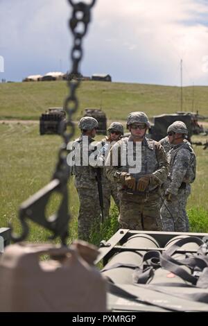 Pvt. 1. Classe Tyler Oakley, dal lander, rocket artiglieri assegnato alla batteria B, 2° Battaglione, trecentesimo campo pratiche di artiglieria gru movimento del controller con una brocca di carburante collegata al Camp Guernsey. Più di mille Wyoming Esercito Nazionale soldati di guardia sono convergenti su Camp Guernsey Centro comune di formazione in questo mese per le loro due settimane di formazione annuale impegno e l Ufficio per gli affari pubblici saranno dotati di ogni giorno i social media posti dei nostri soldati la levigatura le loro competenze per tutto il mese di giugno. (Esercito del Wyoming Foto Stock