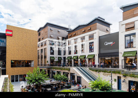 Bordeaux, Francia - 22 Luglio 2018: Santa Caterina Promenade. Situato a Saint Catherine Street è un centro commerciale con lussuosi negozi di moda. Foto Stock