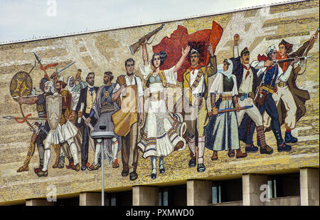 Mosaico a parete, Museo di Storia Nazionale, Tirana. Fotografia analogica Foto Stock