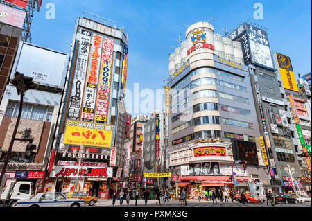 Yasukuni-Dori in Shinjuku, Tokyo, Giappone Foto Stock