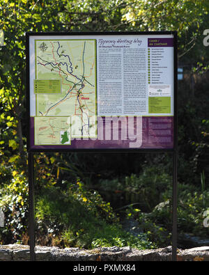 Segno accanto al Castello di Cahir Contea di Tipperary che mostra il patrimonio Tipperary modo passeggiate nella zona. Cahir, nella contea di Tipperary, Irlanda Foto Stock