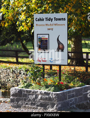 Segno accanto al Castello di Cahir a Tipperary, Irlanda mostra che la cittadina di Cahir è stata una medaglia di bronzo vincitore nella città ordinata la concorrenza 2017. Cahir, Tipperary, Foto Stock
