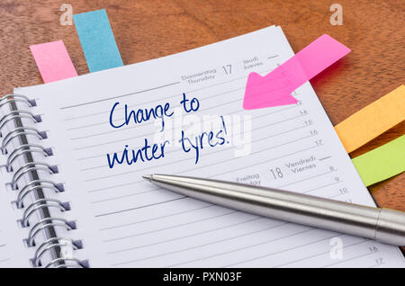 Planner giornaliero con la voce cambia per i pneumatici invernali Foto Stock