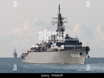 Il corso di formazione in giapponese nave Kashima avvicinando Portsmouth, Regno Unito con il cacciatorpediniere Makinami a poppa, 25 agosto 2018 Foto Stock