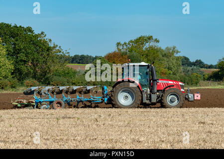 Il trattore aratura, Bawdsey, Suffolk, Regno Unito. Foto Stock