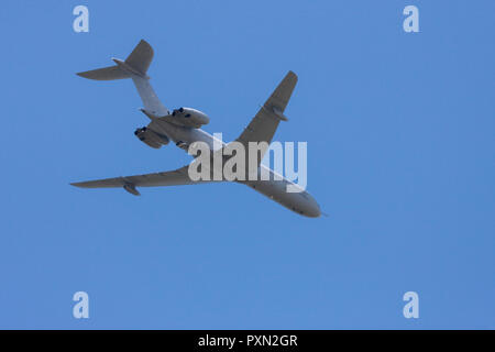 RAF VC-10 (VC10) ZA147 antenna cisterna per i rifornimenti di carburante di ritorno a RAF Cottesmore, accompagnamento BAe Harrier getti dall'Afghanistan. 1 Luglio 2009 Foto Stock