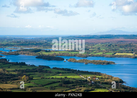 Grandi vedute panoramiche sulla parte inferiore del Lough Erne , Co . Fermanagh, Irlanda del Nord Foto Stock