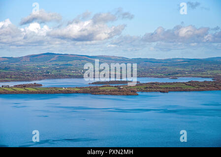 Grandi vedute panoramiche sulla parte inferiore del Lough Erne , Co . Fermanagh, Irlanda del Nord Foto Stock