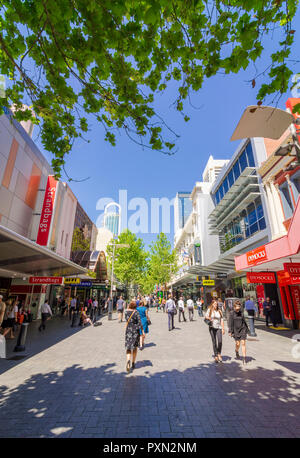 Alberi che forniscono ombra lungo la Hay Street Mall shopping nel centro della città di Perth, Western Australia Foto Stock