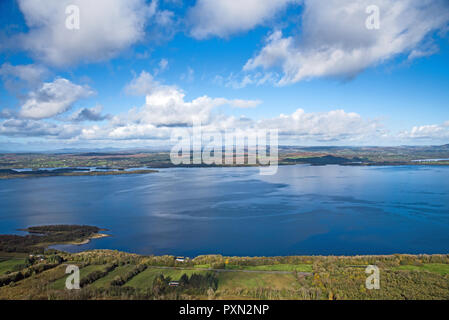 Grandi vedute panoramiche sulla parte inferiore del Lough Erne , Co . Fermanagh, Irlanda del Nord Foto Stock