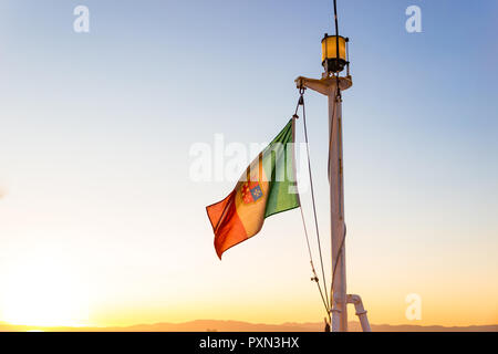 Canale di Piombino incrocio con ferry boat in estate Foto Stock