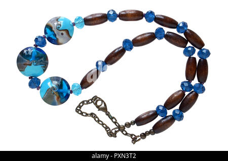 In casa perle femmina sono fatte di semplici Cubetti e sfere di vetro e legno di dado. Isolato su bianco macro shot Foto Stock