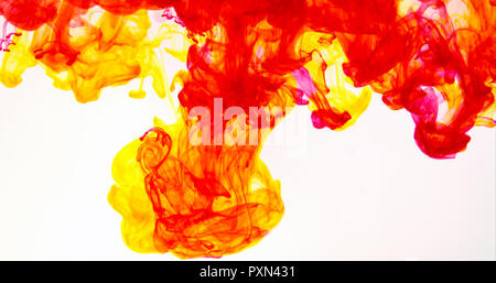 Rosso di mescolamento di inchiostro con inchiostro giallo puro su sfondo bianco Foto Stock