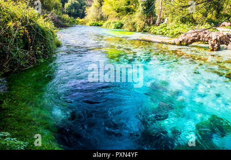 Il Blue Eye - Syri i Kaltër, acqua primavera vicino Muzinë in Vlorë County, sud Albania, Europa Foto Stock