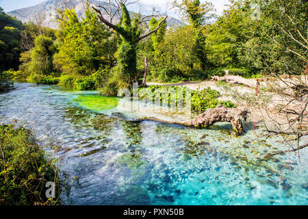 Il Blue Eye - Syri i Kaltër, acqua primavera vicino Muzinë in Vlorë County, sud Albania, Europa Foto Stock