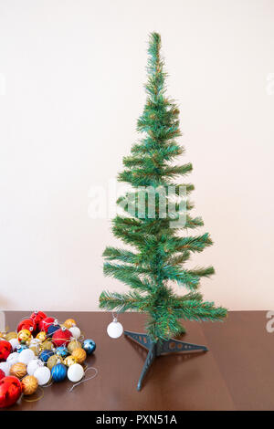 Decorata ordinatamente albero di natale Foto Stock