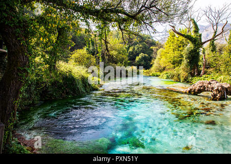 Il Blue Eye - Syri i Kaltër, acqua primavera vicino Muzinë in Vlorë County, sud Albania, Europa Foto Stock