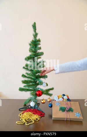 Decorata ordinatamente albero di natale Foto Stock