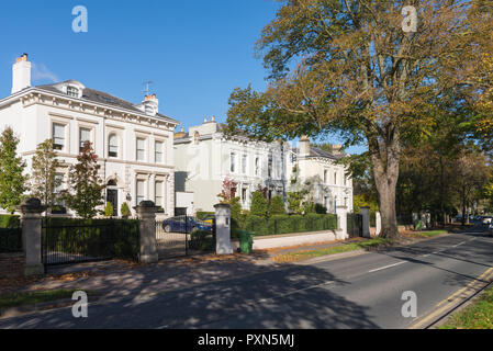 Grosse staccate in stile Regency case in Evesham Road, Cheltenham, Gloucestershire Foto Stock