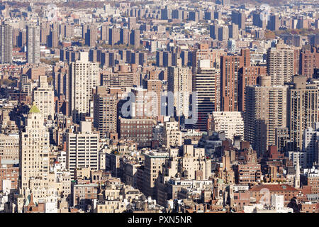 Vista aerea della fitta edifici urbani e grattacieli di New York City, Stati Uniti d'America Foto Stock