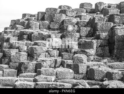 BUSHMILLS, NORTHER IRLANDA - Luglio 13, 2016 Giant's Causeway. Sessanta milioni di anni fa in Antrim è stata oggetto di intense attività vulcanica un questo è il re Foto Stock