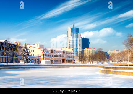 Una vista del fiume Svislach e Zybitskaya Street. Minsk, Bielorussia Foto Stock
