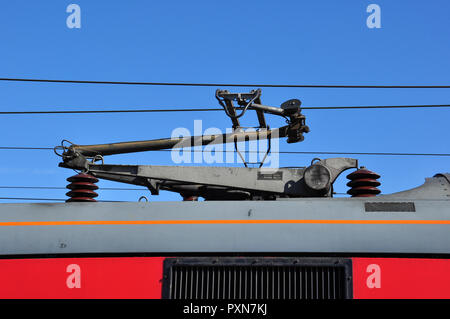 Pantografo sulla classe 90 locomotiva elettrica, Peterborough, CAMBRIDGESHIRE, England, Regno Unito Foto Stock