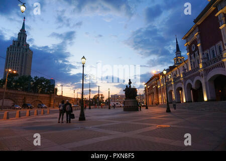 Piazza di fronte Leningradsky stazione ferroviaria, Mosca Foto Stock