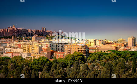 Cagliari al tramonto, capitale della regione Sardegna, Italia. Foto Stock