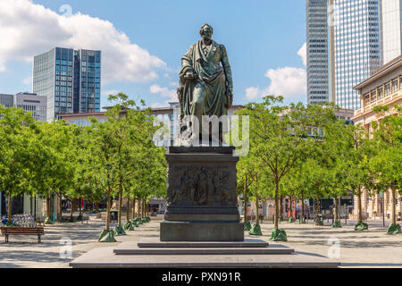 Francoforte, Germania, 3 giugno - 2018, monumento di Johann Wolfgang von Goethe a Goetheplatz nel centro città di Francoforte. Foto Stock