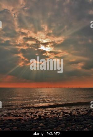 Tramonto da Walney Island su la costa del Cumbria Regno Unito. Foto Stock