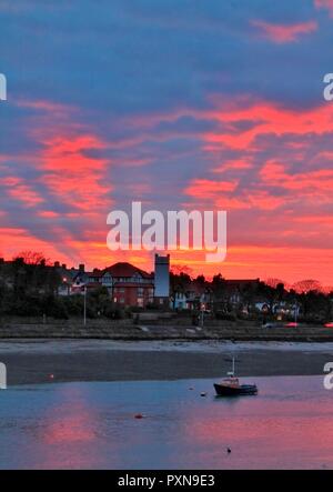 Tramonto da Walney Island su la costa del Cumbria Regno Unito. Foto Stock