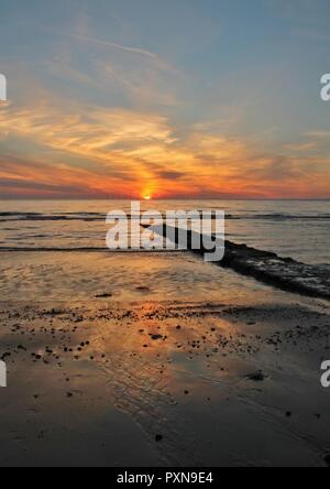 Tramonto da Walney Island su la costa del Cumbria Regno Unito. Foto Stock