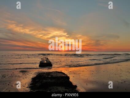 Tramonto da Walney Island su la costa del Cumbria Regno Unito. Foto Stock