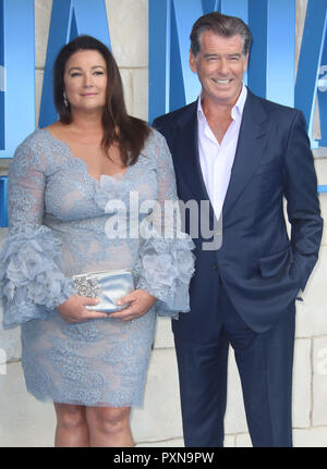 Luglio 16, 2018 - Keely Shaye Smith e Pierce Brosnan frequentando 'Mamma Mia! Qui andiamo ancora' - Premiere Mondiale, Hammersmith Apollo di Londra, Regno Unito Foto Stock