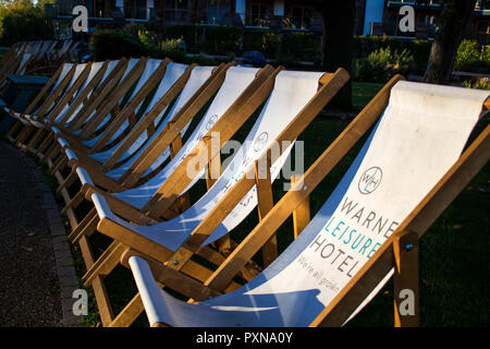 Una linea di sedie a sdraio Alvaston Hall Hotel a Nantwich, Cheshire, Regno Unito Foto Stock