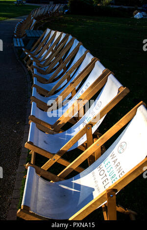 Una linea di sedie a sdraio Alvaston Hall Hotel a Nantwich, Cheshire, Regno Unito Foto Stock