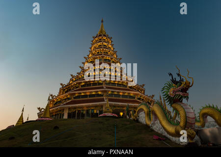 La pagoda dorata nove tier con dragon texture presso il tempio Cinese - wat hyua pla kang tempio , Chiang Rai. Foto Stock