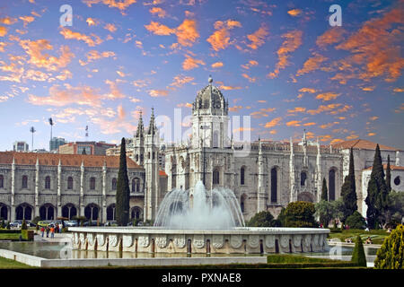 Vista sul monastero Jeronimos Lisbona Portogallo al tramonto Foto Stock